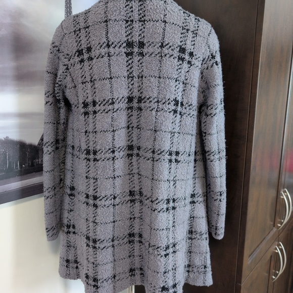 Elegant Gray Plaid Women's Cardigan - Picture 5 of 7